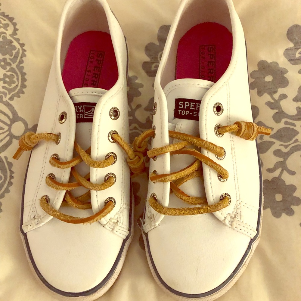 Sperry Leather Sneaker with leather laces EUC